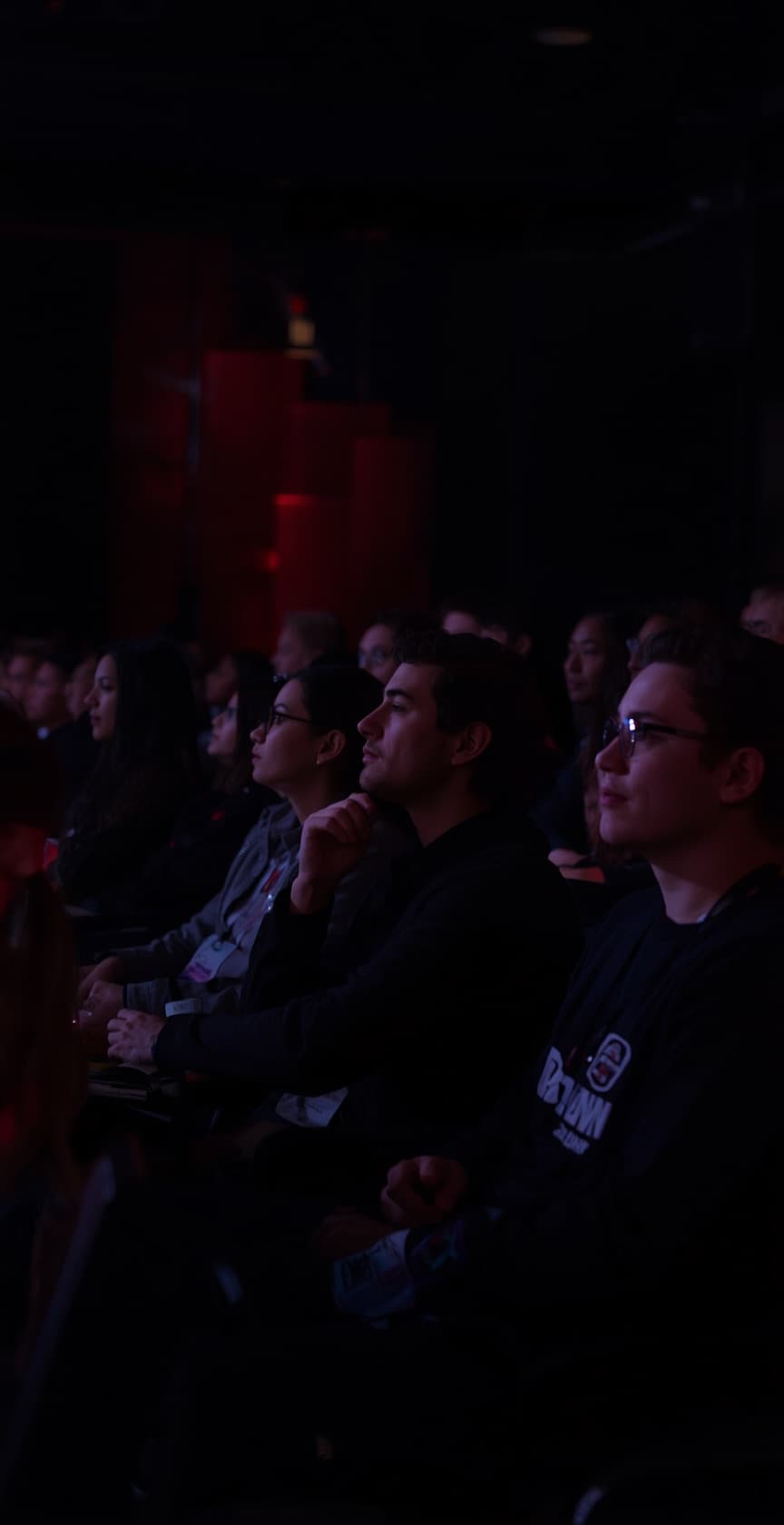 Plateia assistindo a uma palestra